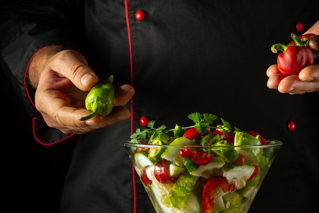 Szef kuchni przygotowujący sałatkę