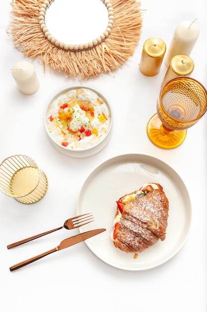 Kolacja przy świecach z apetycznym daniem