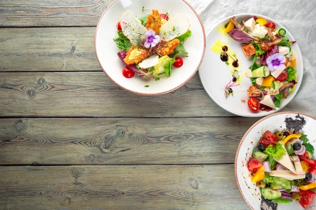 Kolorowe miski z sałatkami