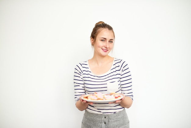 Uśmiechnięta osoba trzymająca talerz jedzenia